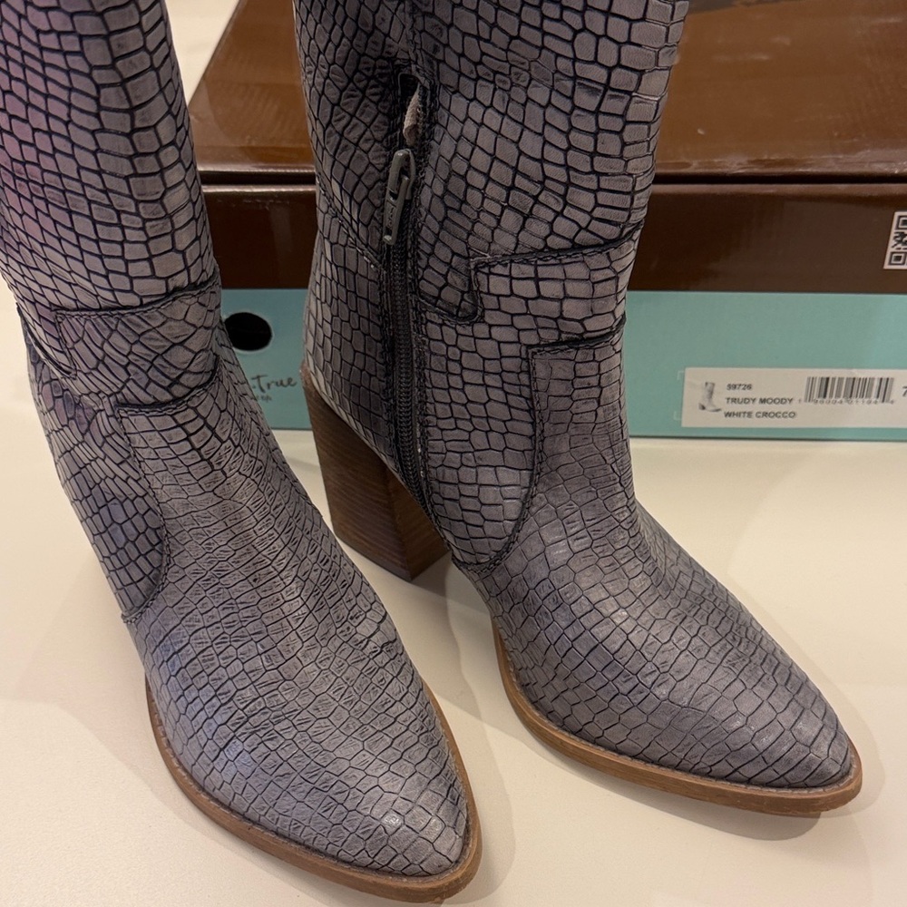 Women’s Size 7 Gray Croc Mid-Calf Cowboy Boots